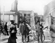 People in the street after the 1906 earthquake. thumbnail
