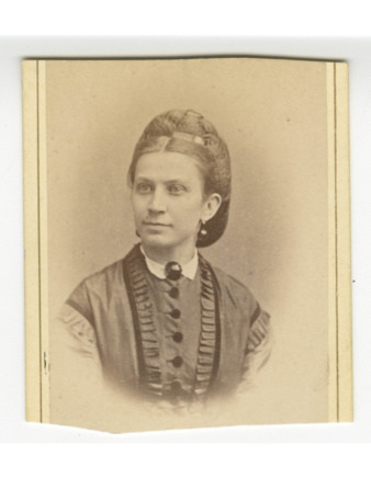 Portrait photograph of an unidentified woman (Trieste) thumbnail